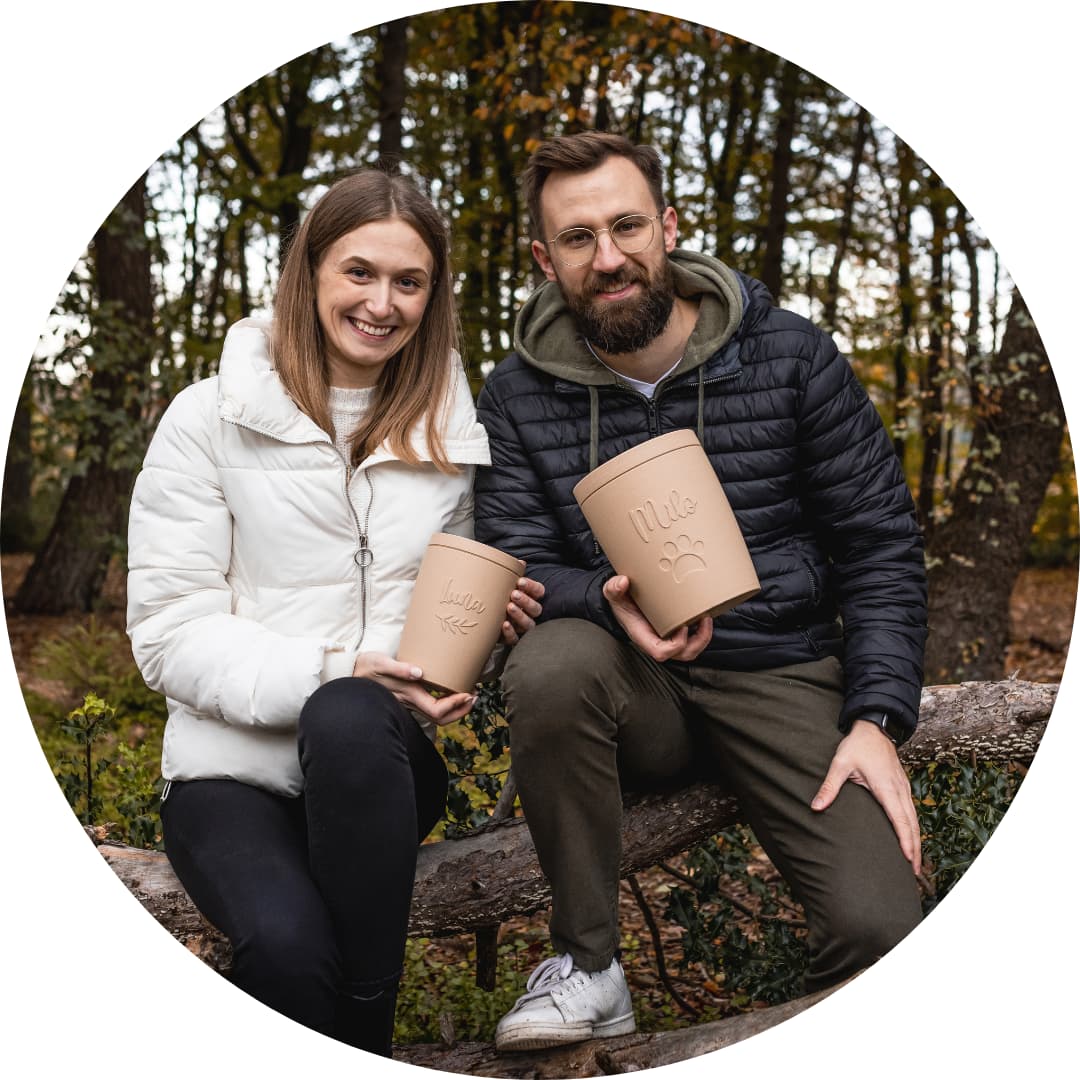 Kompostierbare und personalisierbare Ökournen von Connected2Nature. Hier sieht man Viki & Bene, das Team von connected2nature Tierurnen.